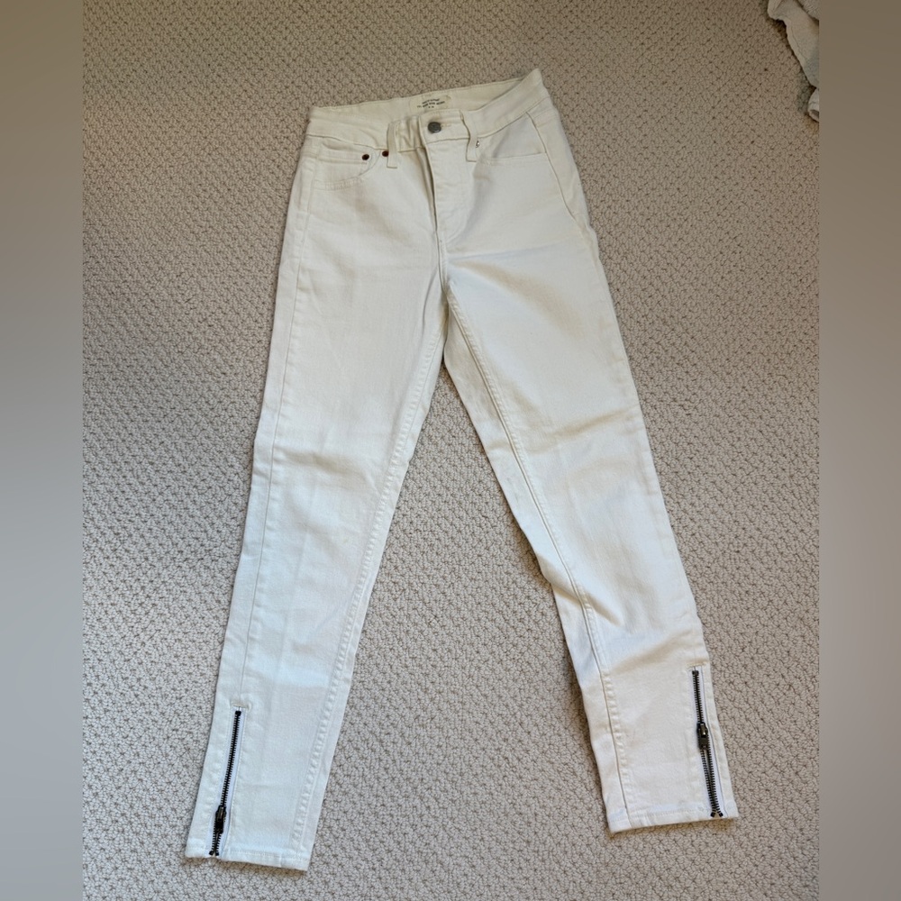 Levi's White 721 High-Rise Skinny Jeans with zippered Button